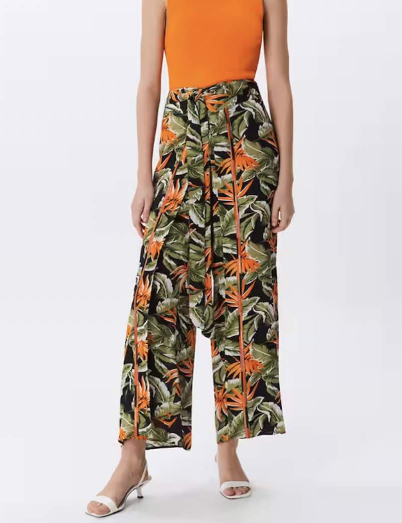 Pantalón palazzo con estampado tropical de Sfera