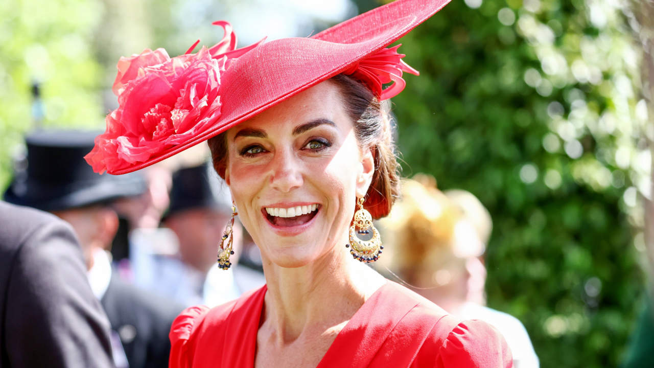 Kate Middleton fascina en Ascot con un vibrante vestido rojo y tocado a juego