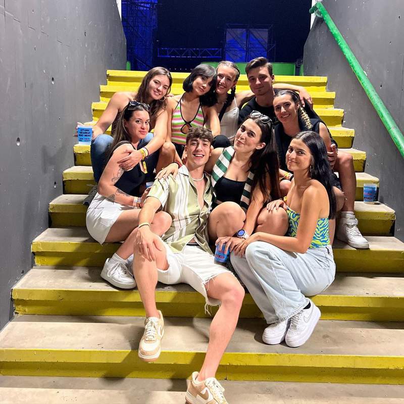 Aitana con su grupo de amigos en Santander.