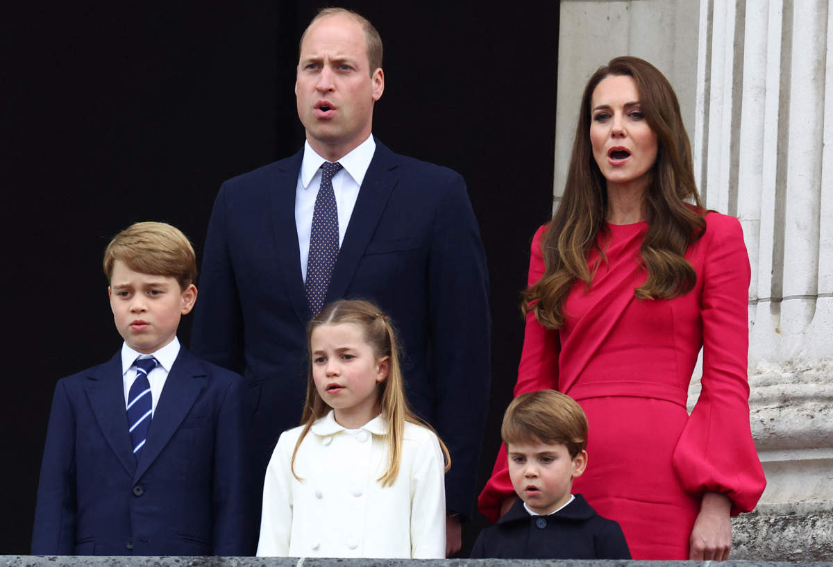 Los príncipes de Gales con sus hijos 