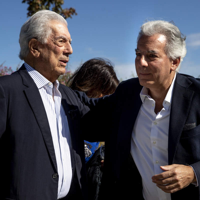 Álvaro, Gonzalo y Morgana, los hijos de Mario Vargas Llosa que le acompañan en su ingreso