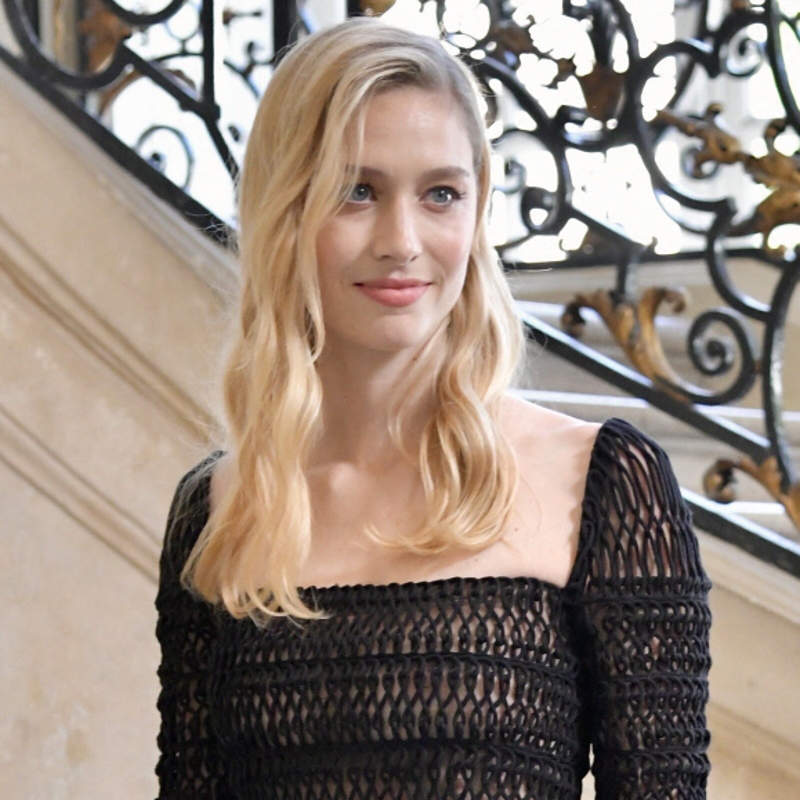Sofisticación y elegancia en negro: Beatriz Borromeo enamora con vestido de crochet en el desfile de Dior