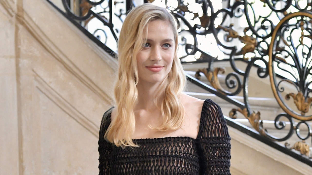Sofisticación y elegancia en negro: Beatriz Borromeo enamora con vestido de crochet en el desfile de Dior