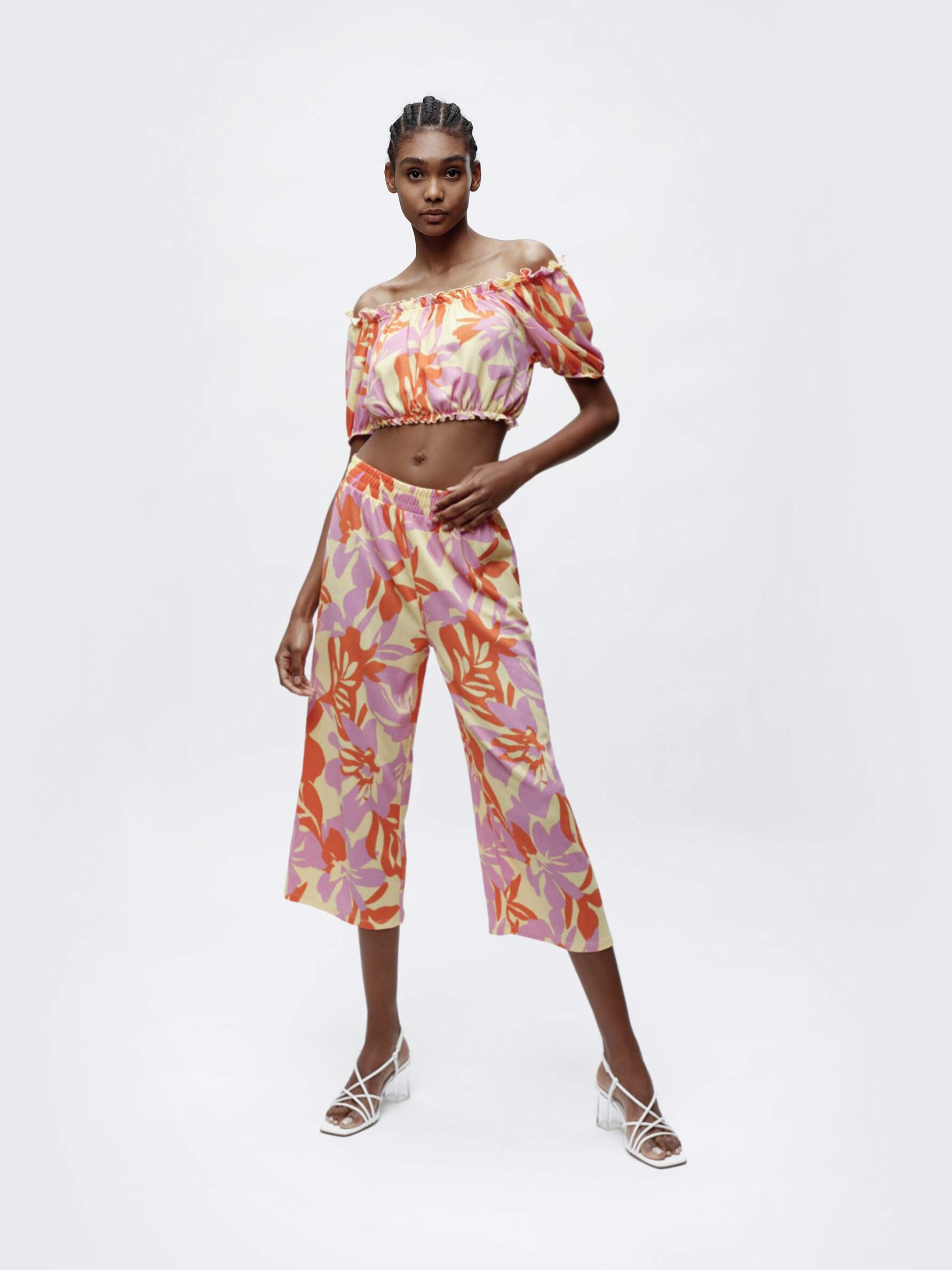 Pantalones cropped y crop top bardot tropical de Lefties