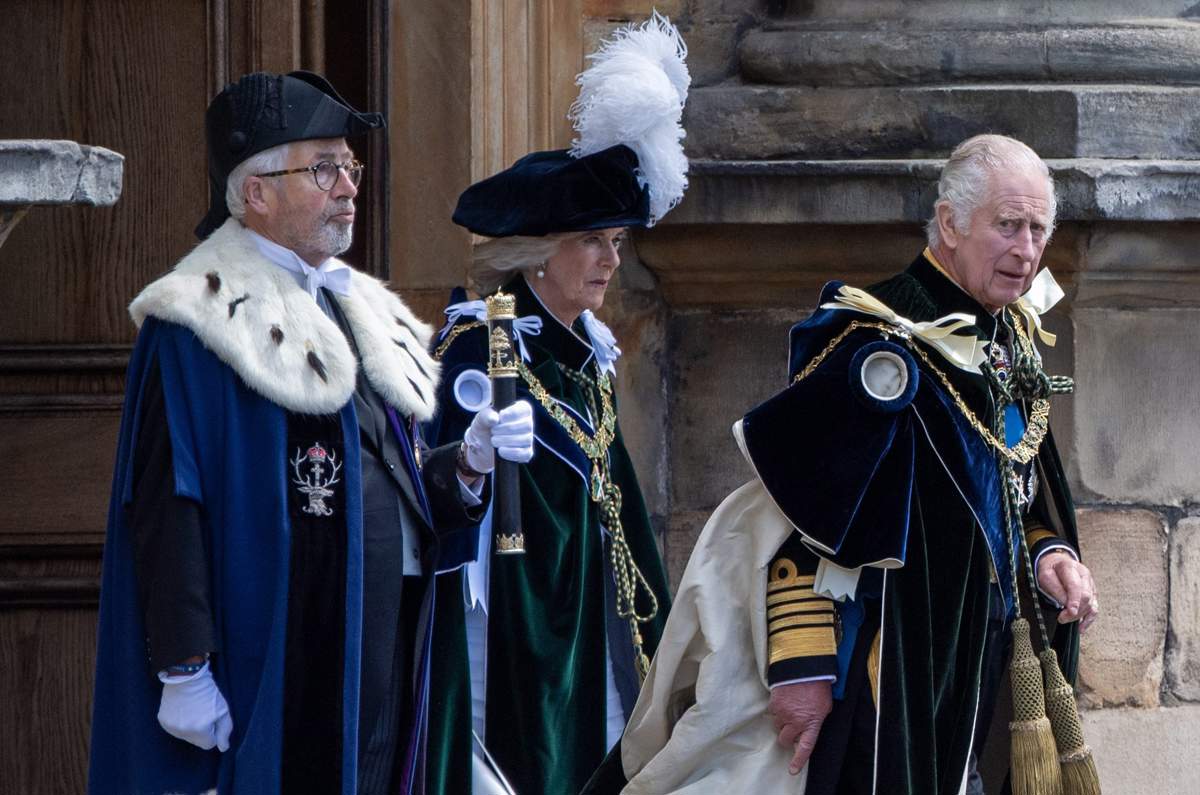 Carlos III y Camilla en la coronación de Escocia