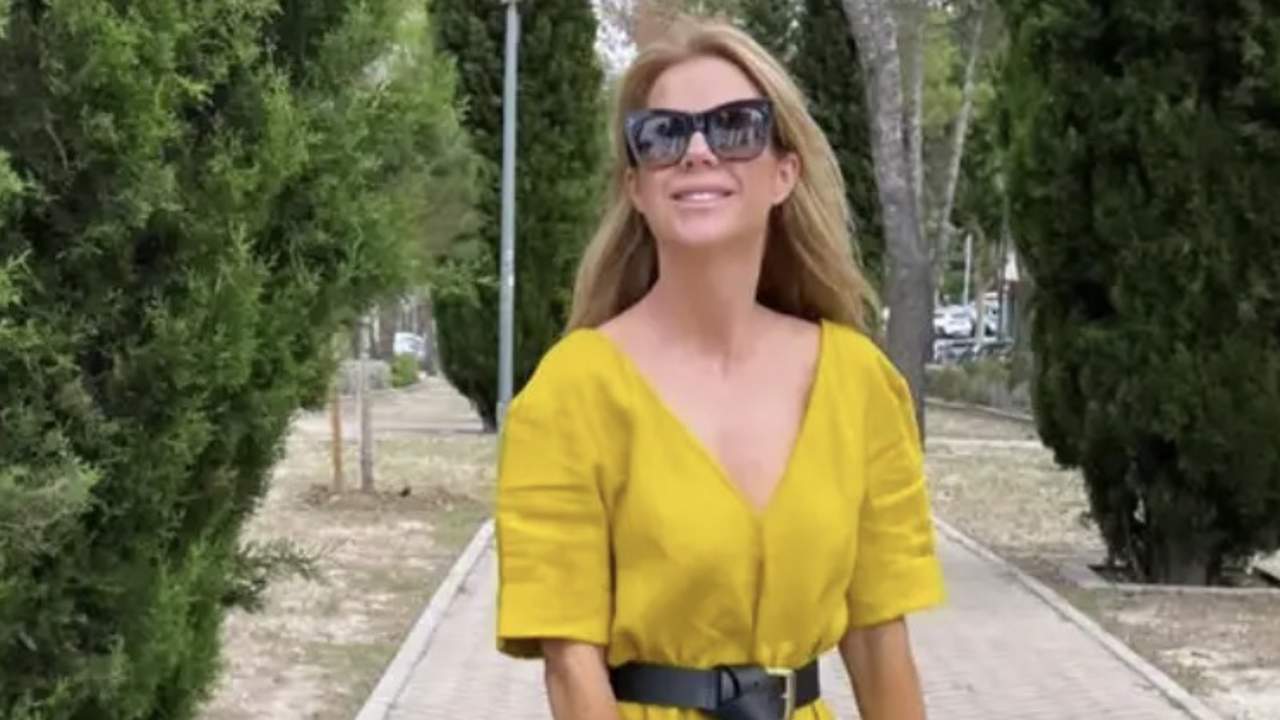 El vestido túnica de lino de Zara que amarán las de 50: holgadito, elegante y potencia el bronceado