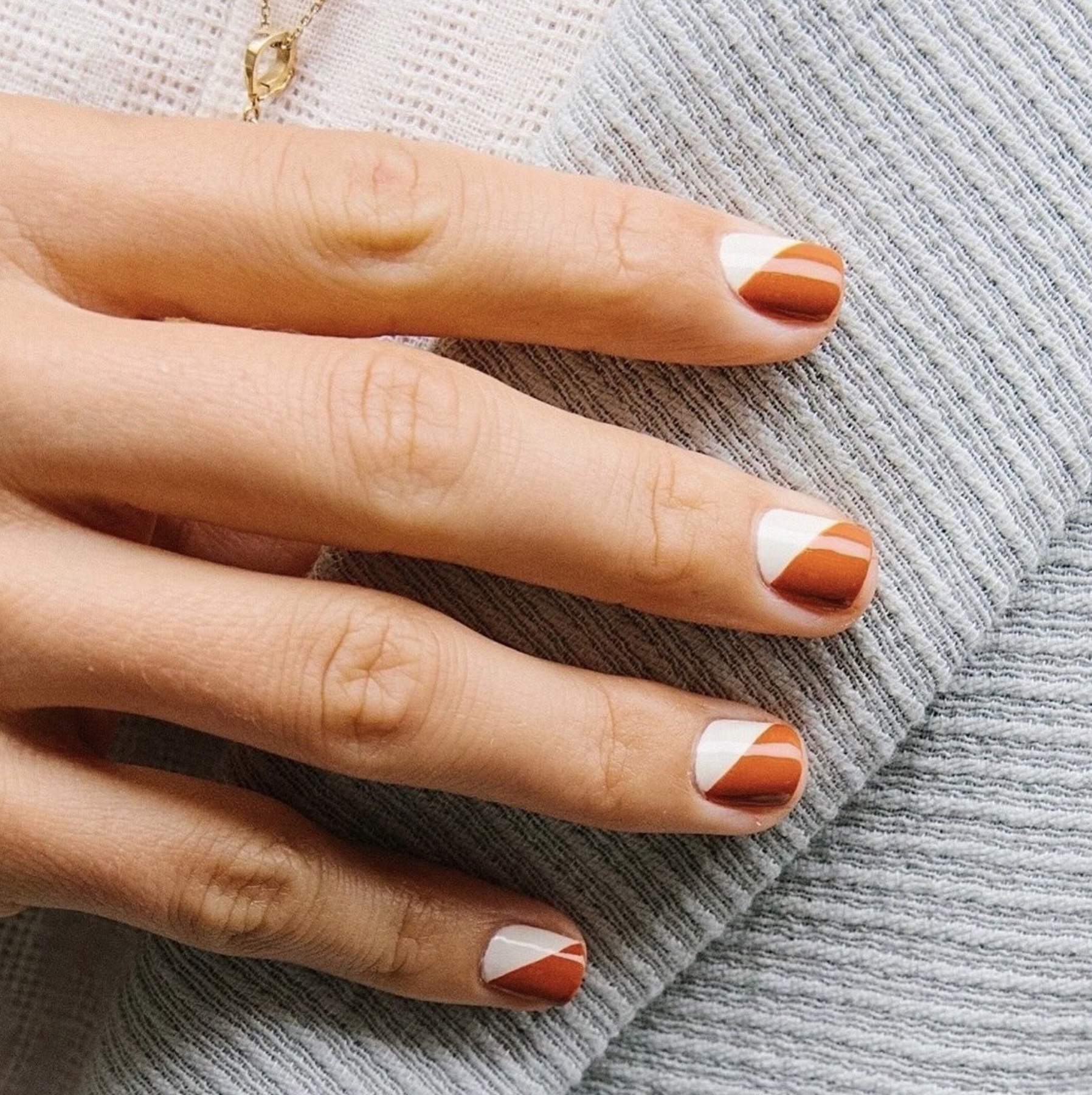 Diseño de uñas veraniegas: bicolor diagonal