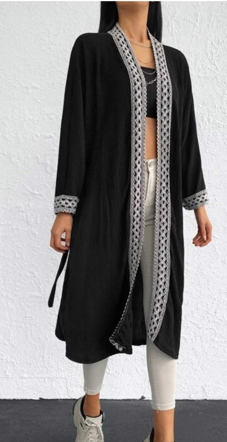 Kimono negro con bordados de Shein