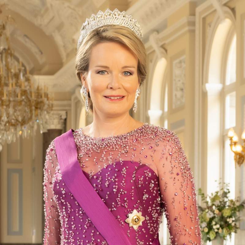 Diamantes y transparencias: Matilde de Bélgica impresiona con su look de gala en los nuevos retratos oficiales 