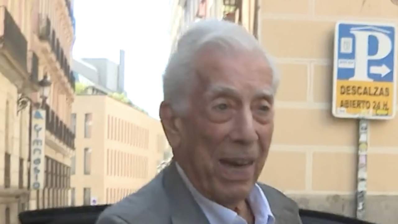 Mario Vargas Llosa habla de su coincidencia con Tamara Falcó e Íñigo Onieva en el aeropuerto tras su boda