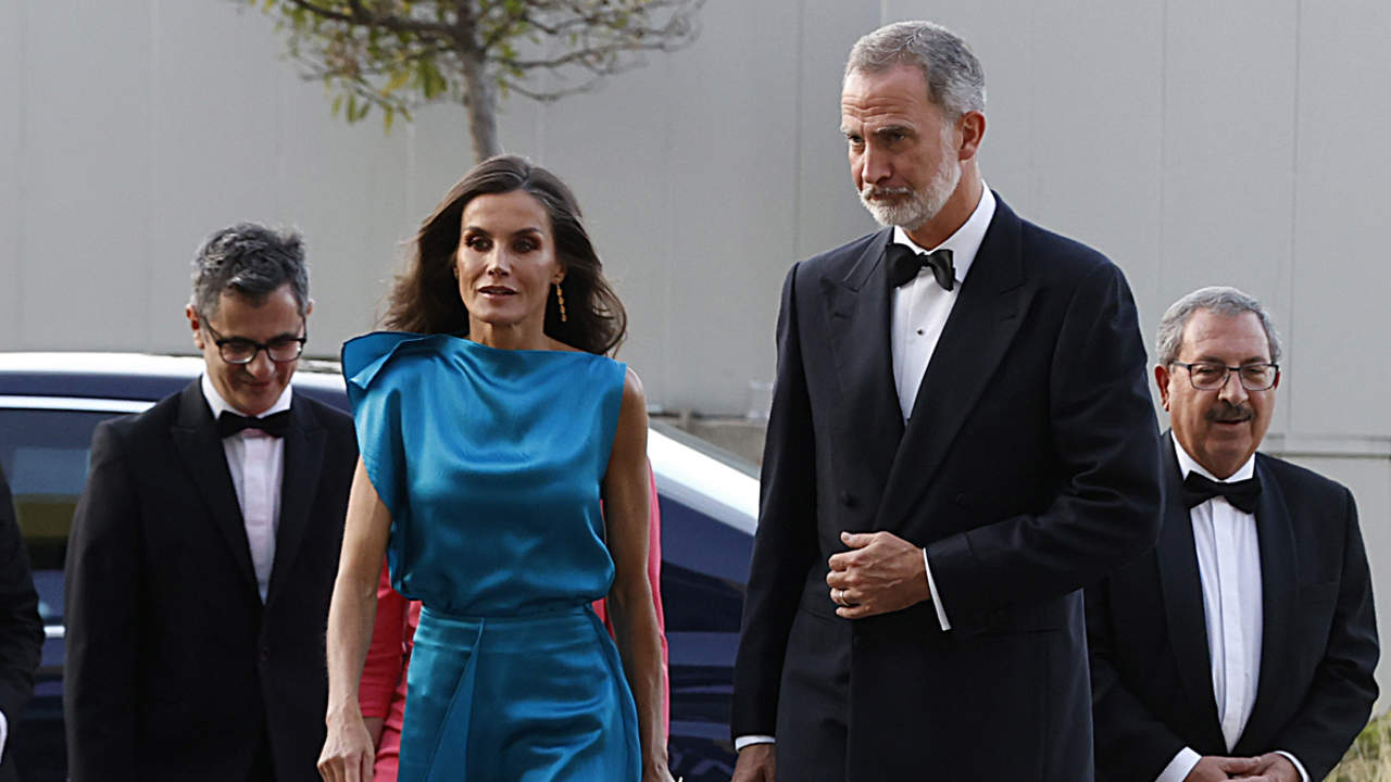 La reina Letizia repite unos caros zapatos de un vertiginoso tacón de aguja que desafían sus dolencias 