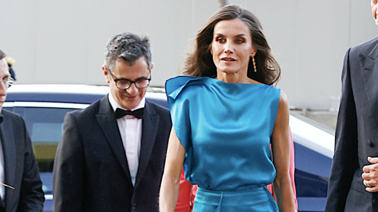 La reina Letizia irradia elegancia en los Mariano de Cavia con un conjunto de seda azul klein de estreno