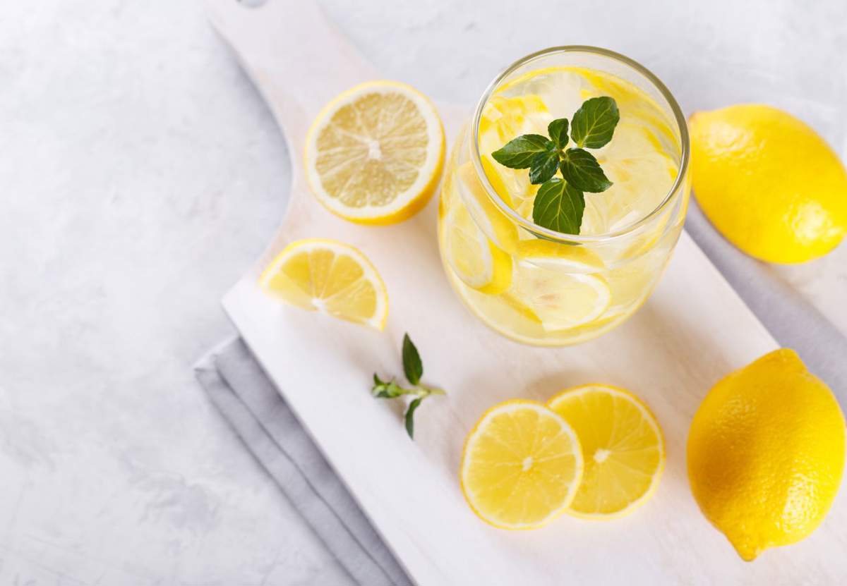 Vaso de agua con limón