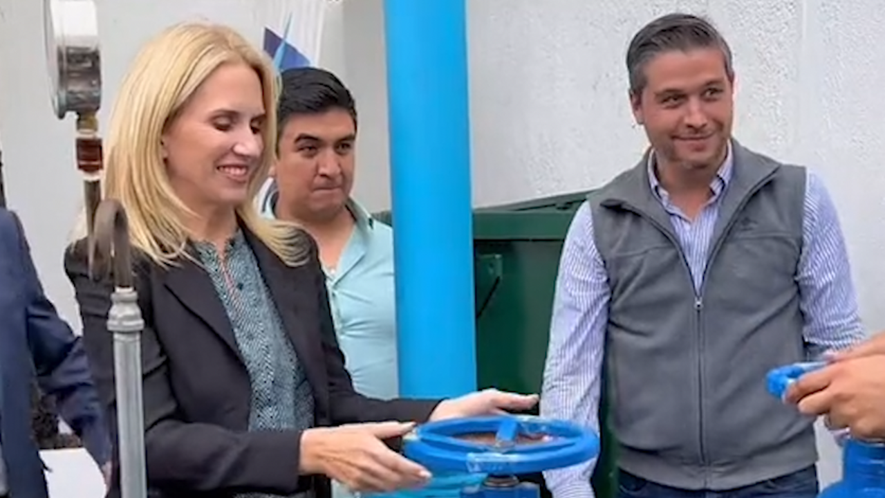 Una alcaldesa acude a inaugurar un pozo y al abrir una válvula de agua desata el caos