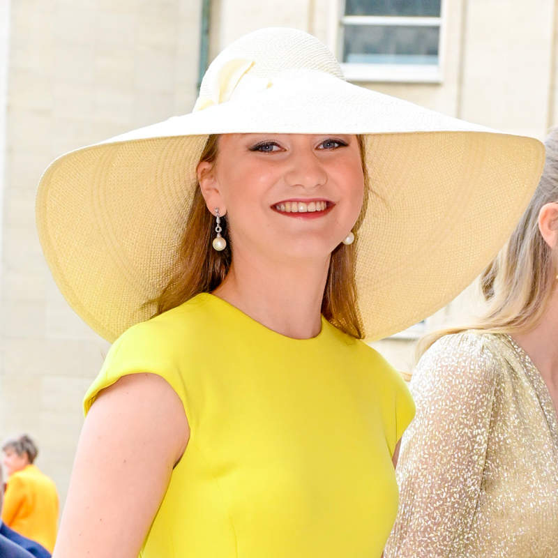 De amarillo chillón y pamela XXL: La princesa Elisabeth enamora con su look en el Día Nacional de Bélgica