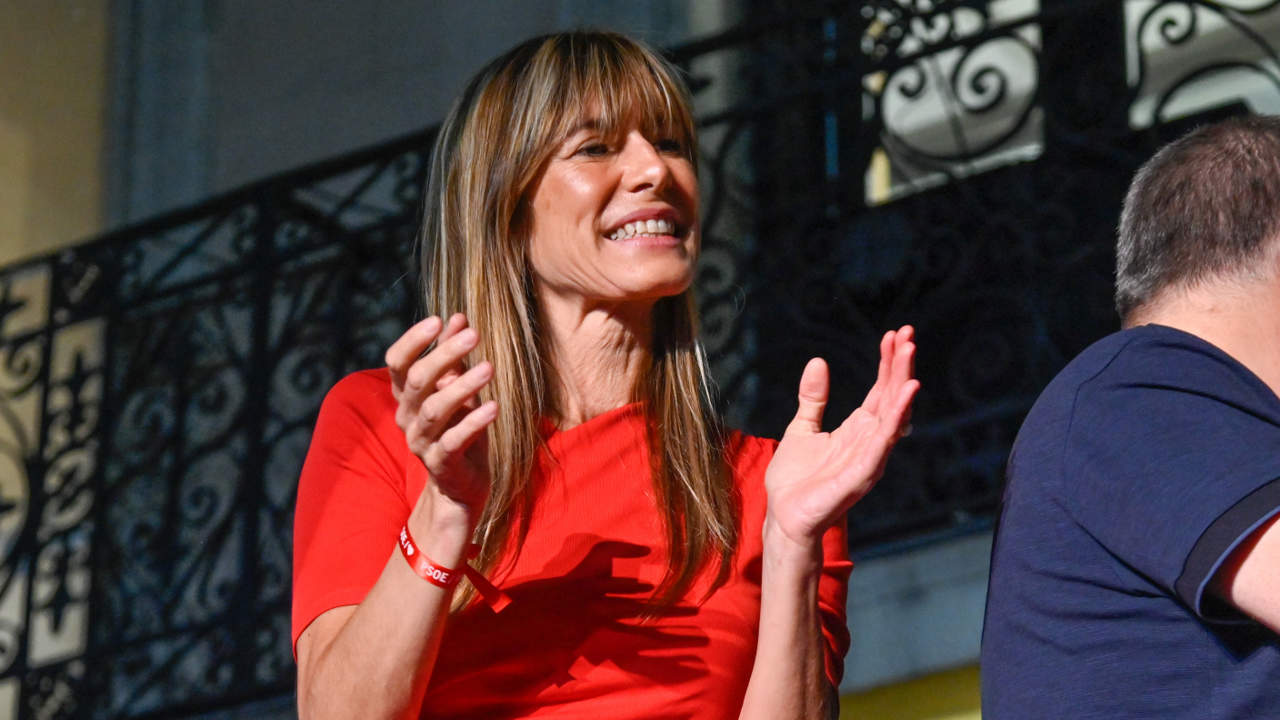 El vestido rojo de Zara que ha agotado Begoña Gómez tras las elecciones: midi, drapeado y efecto tipazo a los 50