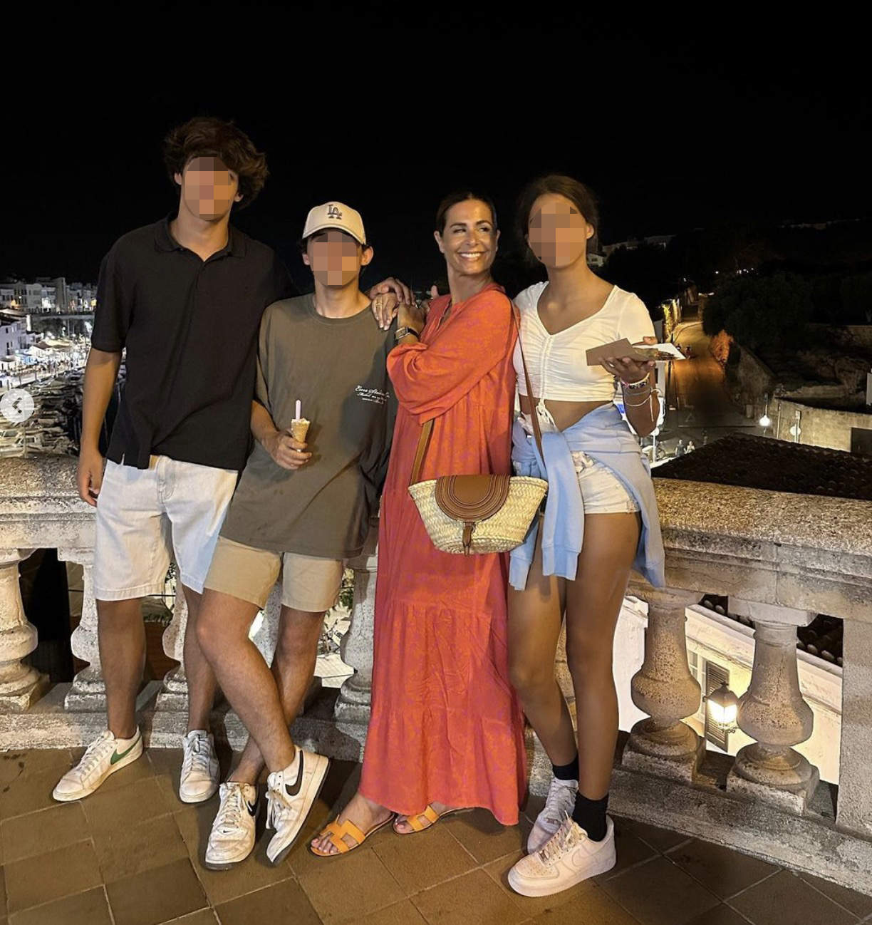 Nuria Roca con sus tres hijos