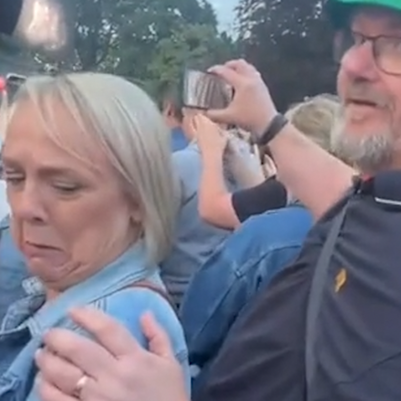 El momentazo viral de un hombre al confundir a una mujer con su esposa durante un concierto