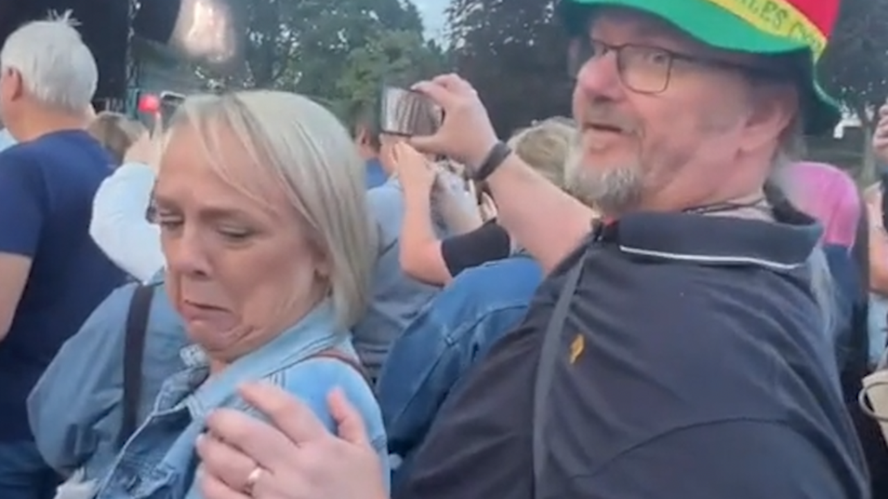 El momentazo viral de un hombre al confundir a una mujer con su esposa durante un concierto