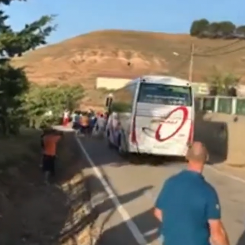 El vídeo viral de la fiesta más rara de España: sus participantes deben correr delante de un autobús