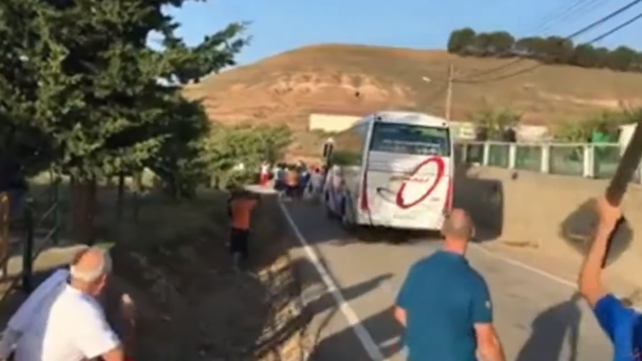 El vídeo viral de la fiesta más rara de España: sus participantes deben correr delante de un autobús