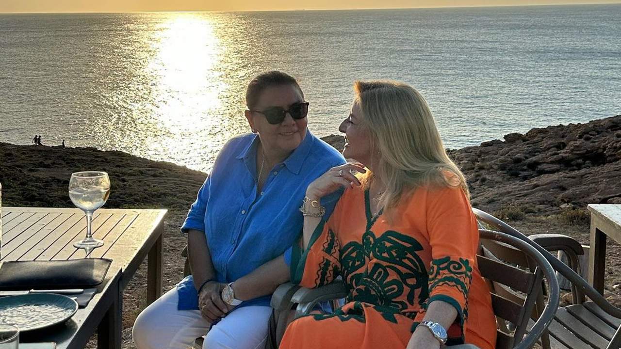 Las inolvidables vacaciones de María del Monte e Inmaculada Casal en Ibiza: jornadas en alta mar, chapuzones y mágicos atardeceres