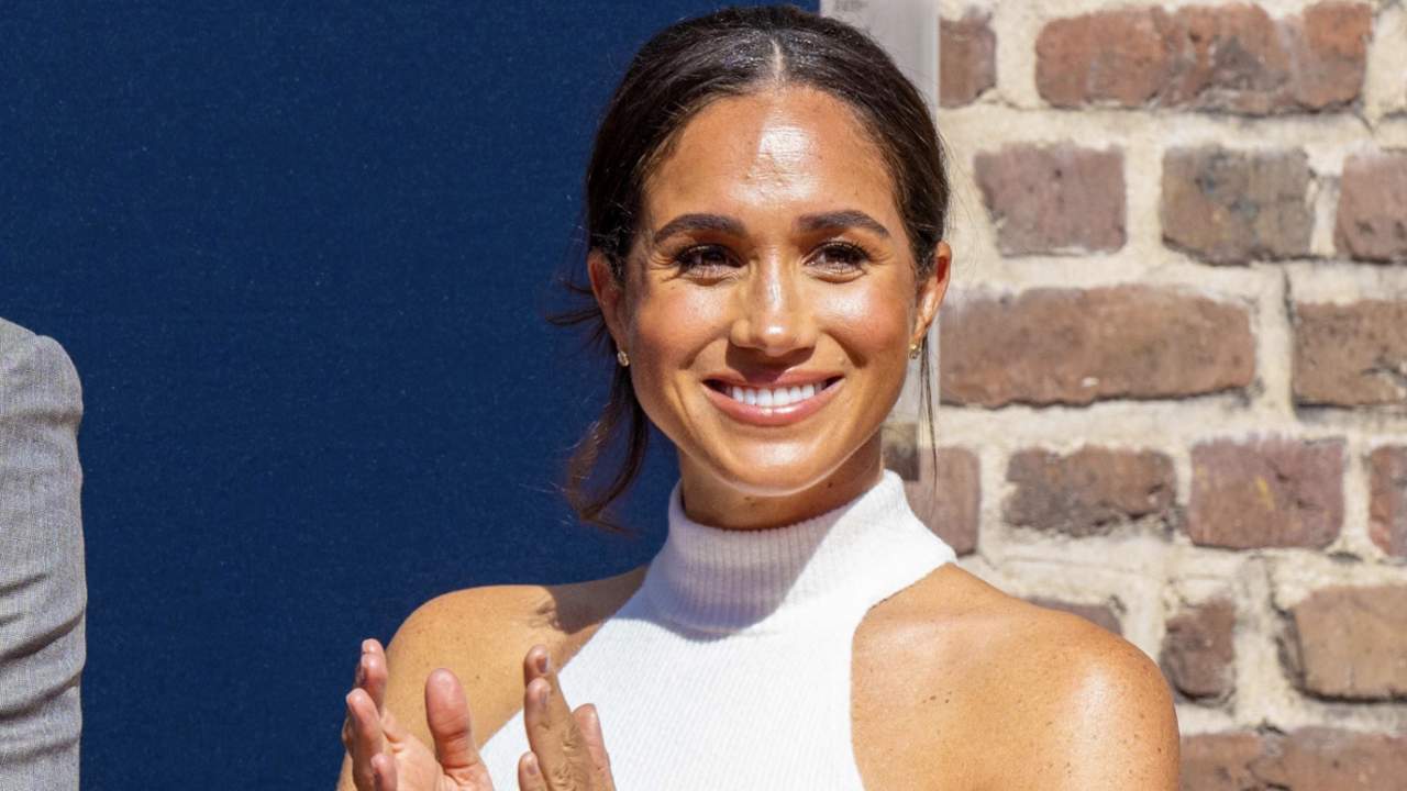 Top y pantalones anchos: Meghan Markle arrasa con el conjunto de punto de 400 euros más cómodo y favorecedor