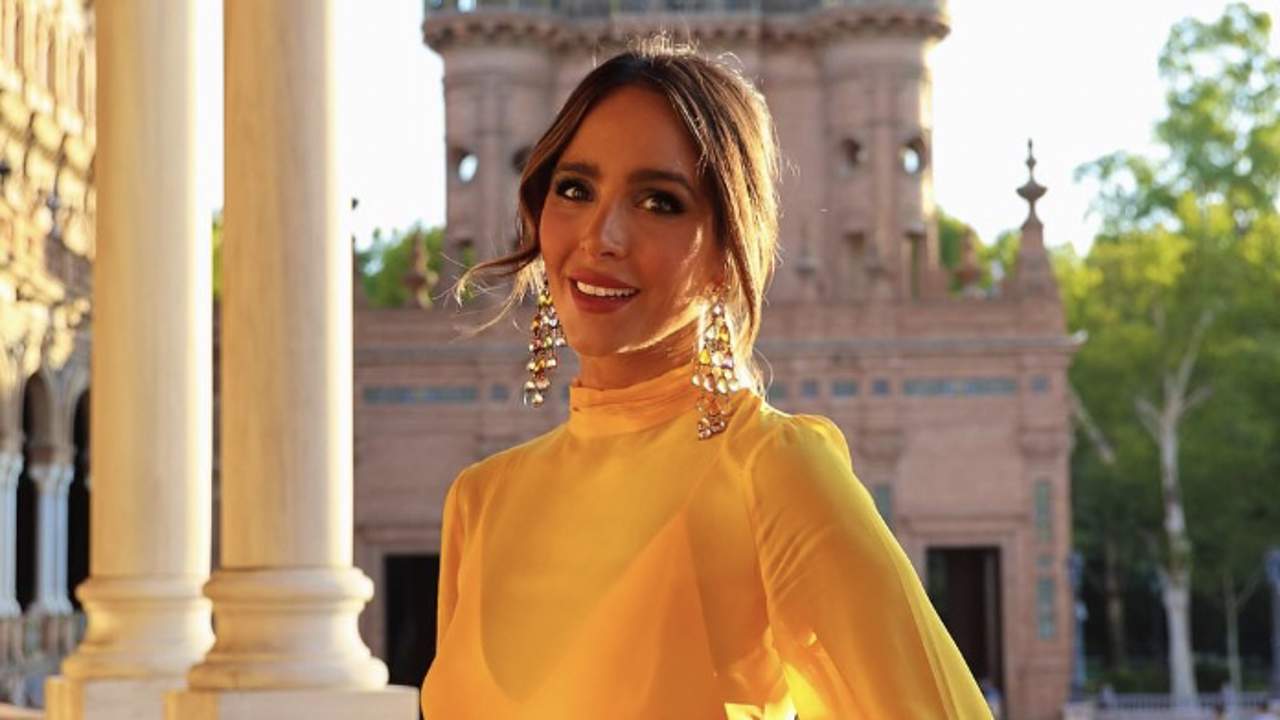 El vestido amarillo de invitada de Mango que luce Rocío Osorno parece de lujo: con plumas y transparencias
