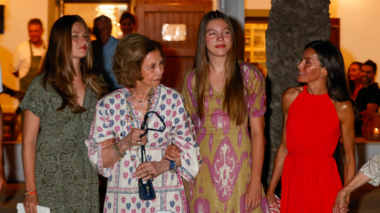 La princesa Leonor y la infanta Sofía, muy cariñosas con la reina Sofía en su plan familiar en Mallorca