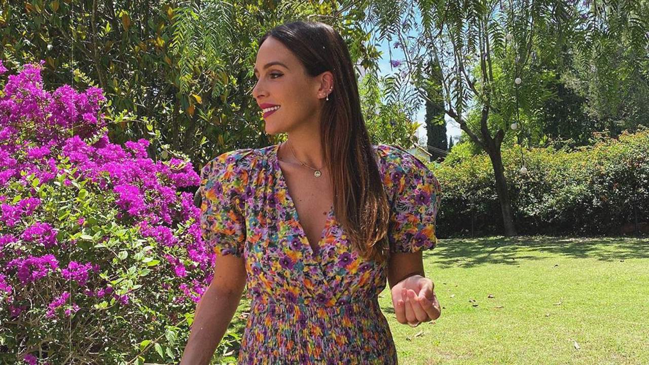 El vestido fluido de flores de Mango Outlet rebajado a 12€: alarga pierna y disponible en tallas grandes