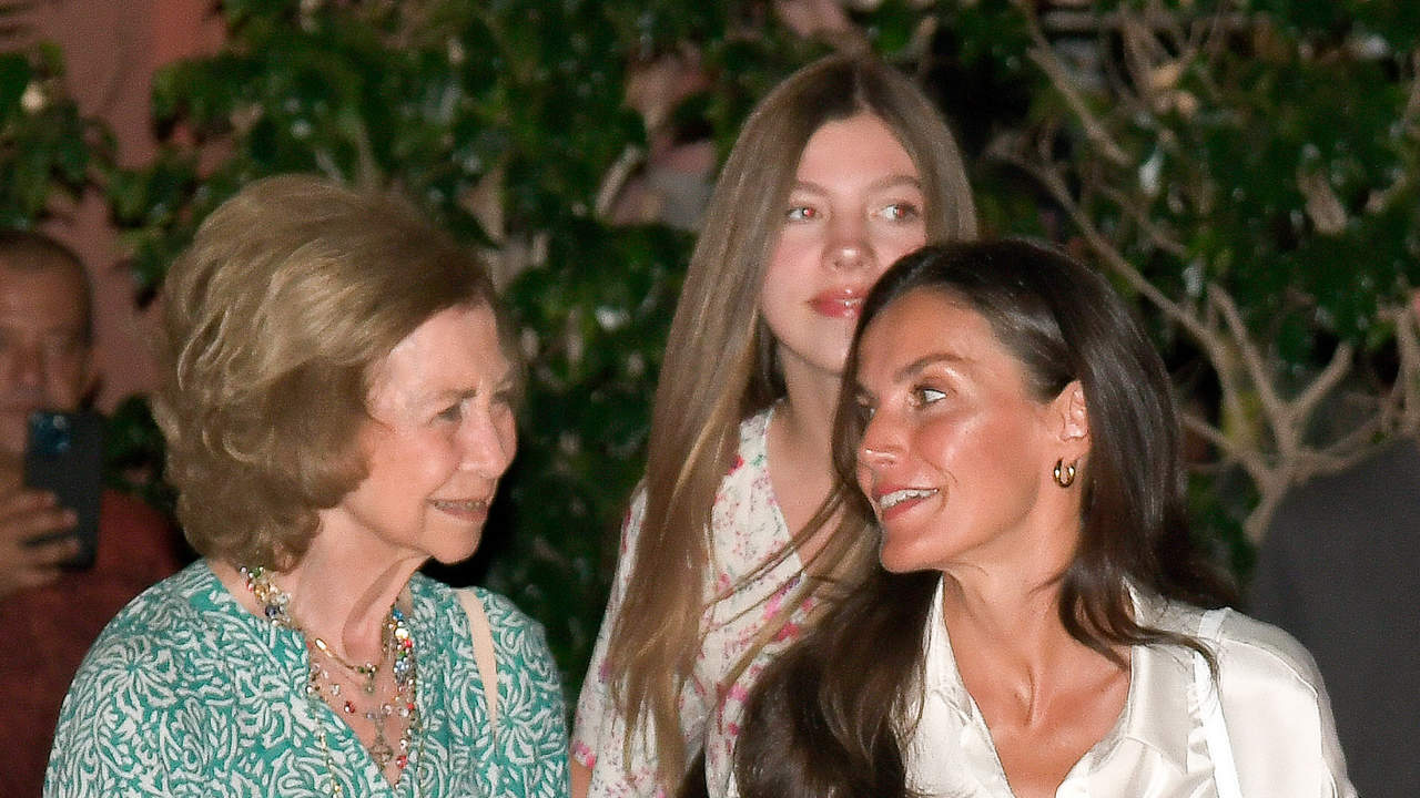 La reina Sofía copia a Letizia con el bolso capazo que lleva con el vestido caftán boho holgadito tendencia