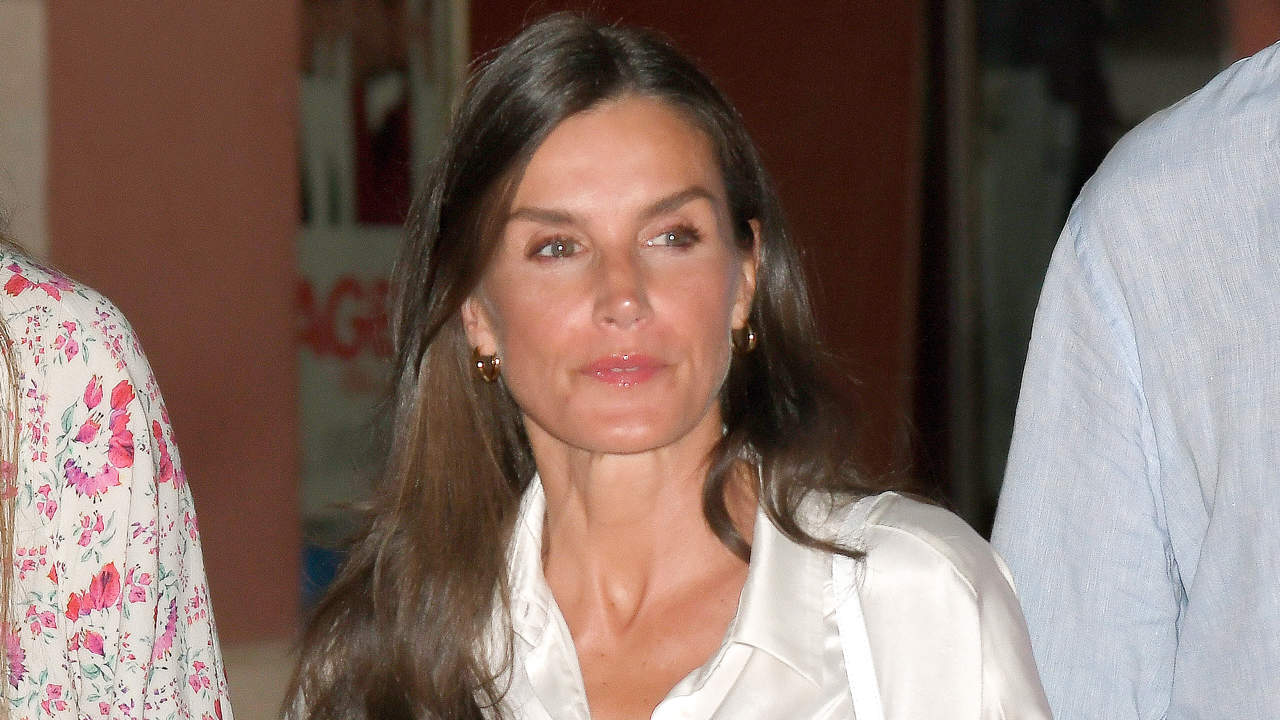 Pantalón ancho, camisa satinada y menorquinas: La reina Letizia firma su look más informal y desenfadado en Palma