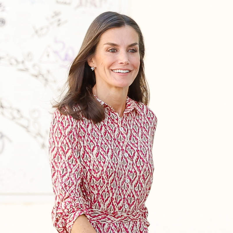 Letizia con vestido camisero y alpargatas