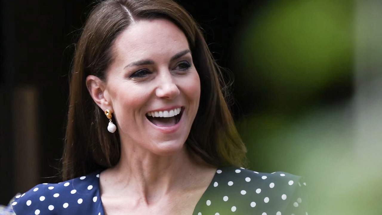 Top de escote bañera y zapatillas: Kate Middleton arrasa con el look festivalero más sofisticado