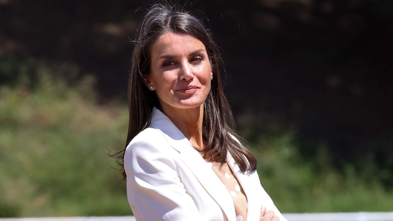 La reina Letizia dicta tendencia: las cuatro formas más estilosas y rejuvenecedoras de llevar una camisa blanca y triunfar en otoño