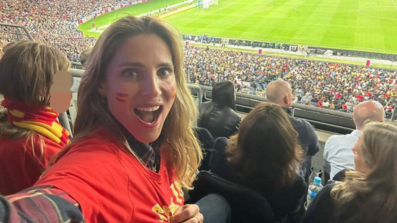 Elsa Pataky y Chris Hemsworth vibran con el triunfo del equipo español en el estadio de Sydney