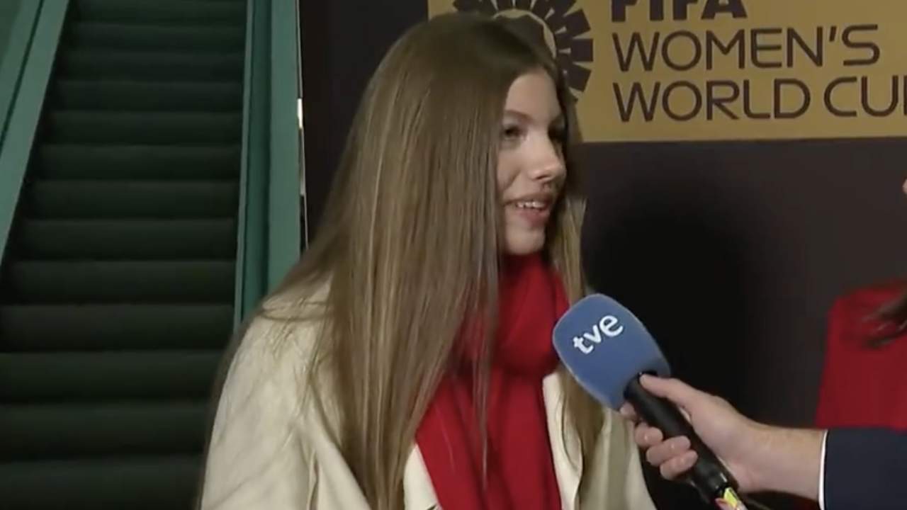 Las primeras palabras de la infanta Sofía en televisión: nerviosa y bajo la mirada de Letizia