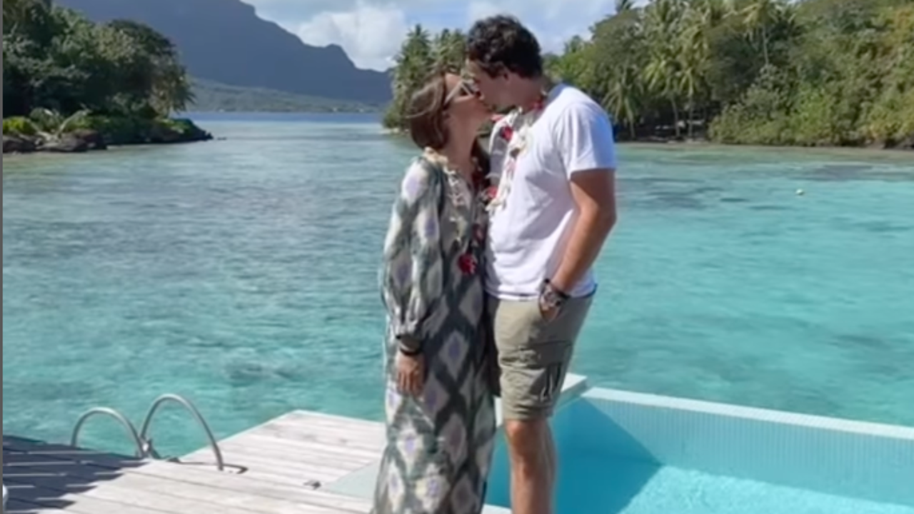 Las sorprendentes imágenes de Tamara Falcó e Íñigo Onieva en Bora Bora buceando con tiburones