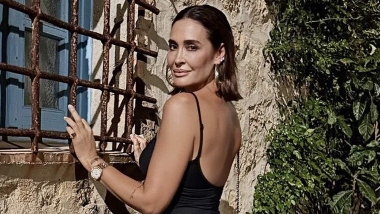 Vicky Martín Berrocal arrasa con este vestido negro básico de Bershka que vale 18€ y 'adelgaza' con zapatos planos 