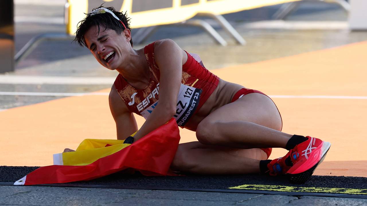 María Pérez y Álvaro Martín logran un histórico doblete de oro en atletismo: así ha sido el momento de su llegada a la meta 