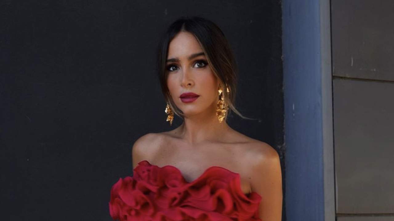 El vestido de invitada de Zara ideal para brillar en una boda de otoño: con capa, tipo lencero y de color rojo