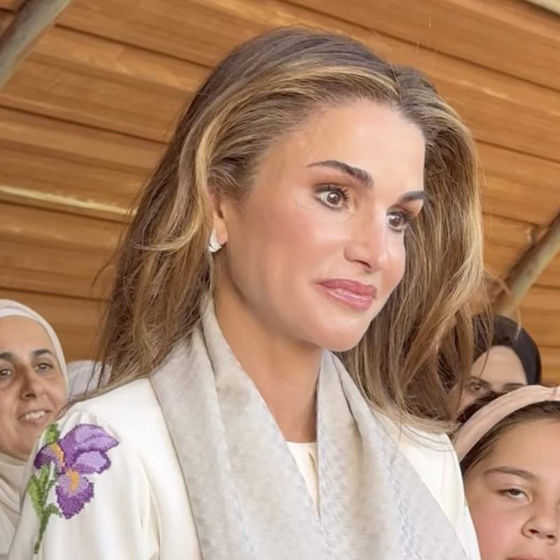 Rania de Jordania vuelve al trabajo con el vestido bordado que es inspiración para invitadas de otoño