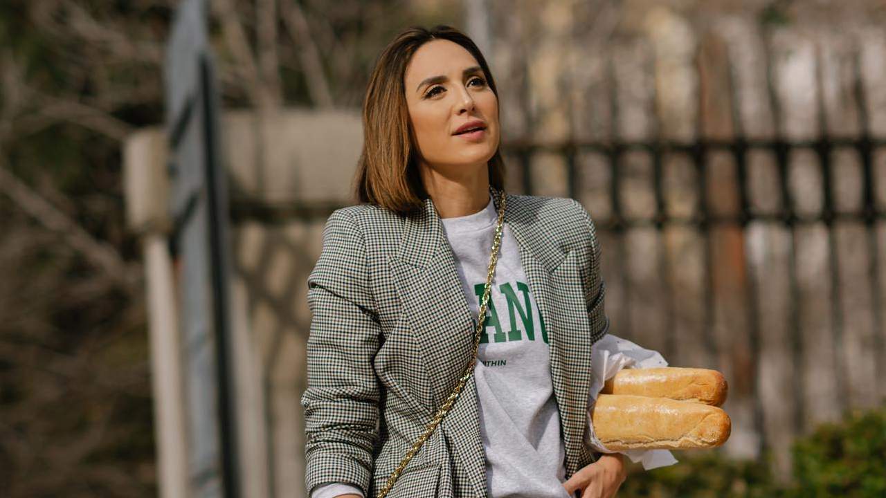 Tamara Falcó con un look con sudadera