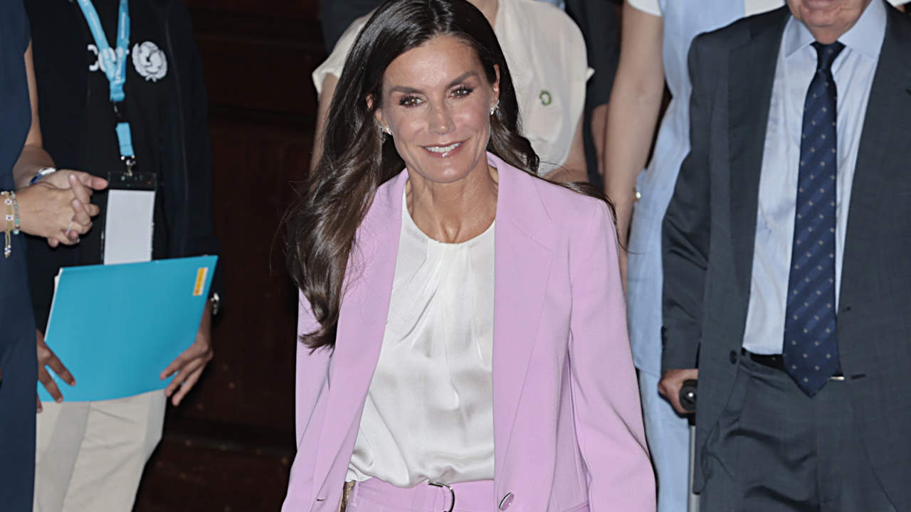 La reina Letizia, de rosa pastel, retoma su agenda y luce el traje más elegante y tendencia para este otoño