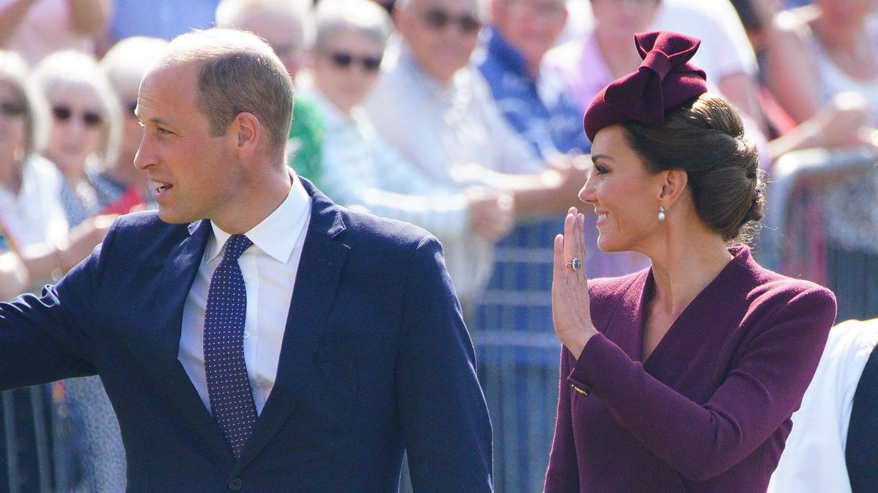 Elegante vestido burdeos y tocado a juego, el impecable outfit de Kate Middleton en el tributo a Isabel II 