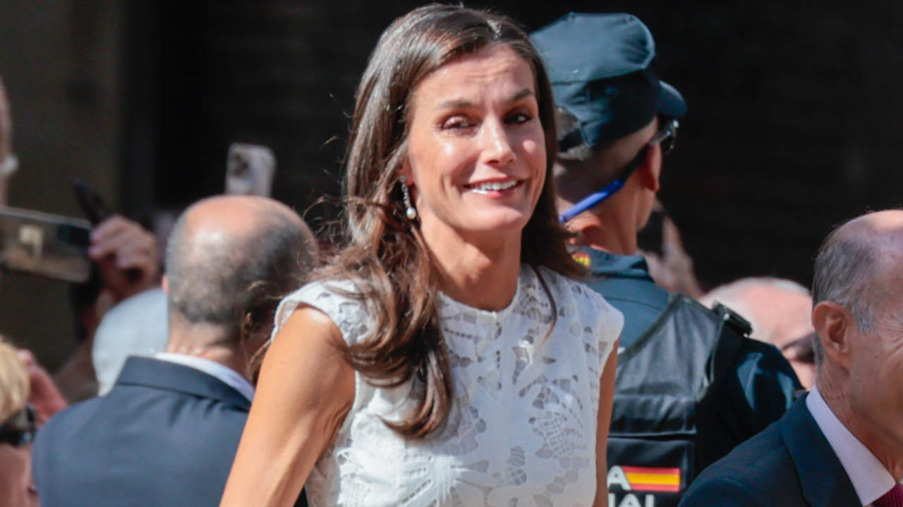 La reina Letizia rescata el vestido de Sfera más elegante y seductor de su vestidor y que sienta como un guante este otoño