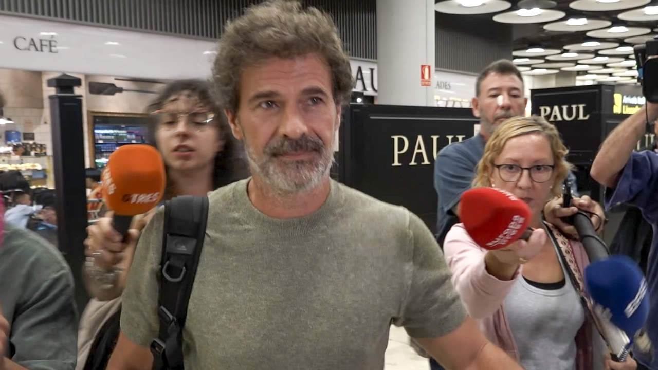 Rodolfo Sancho, muy tenso en su llegada a España, solo responde a una pregunta