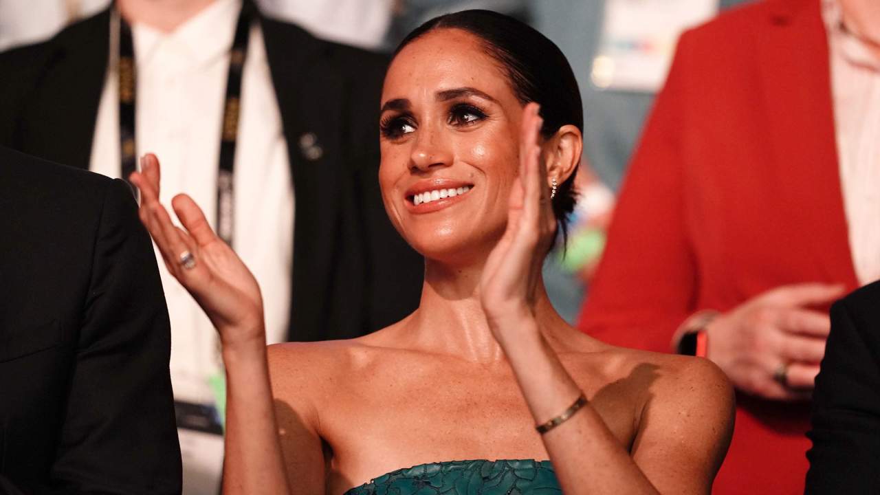 Cuero y transparencias en un vestidazo de 1.000 euros: Meghan Markle se despide de Alemania por todo lo alto