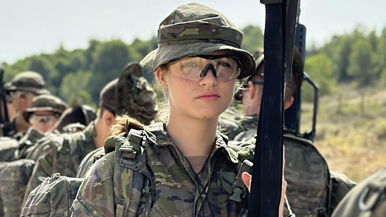 Con el rifle en la mano, y en condiciones extremas: Todas las imágenes del día a día de la princesa Leonor en la academia militar 