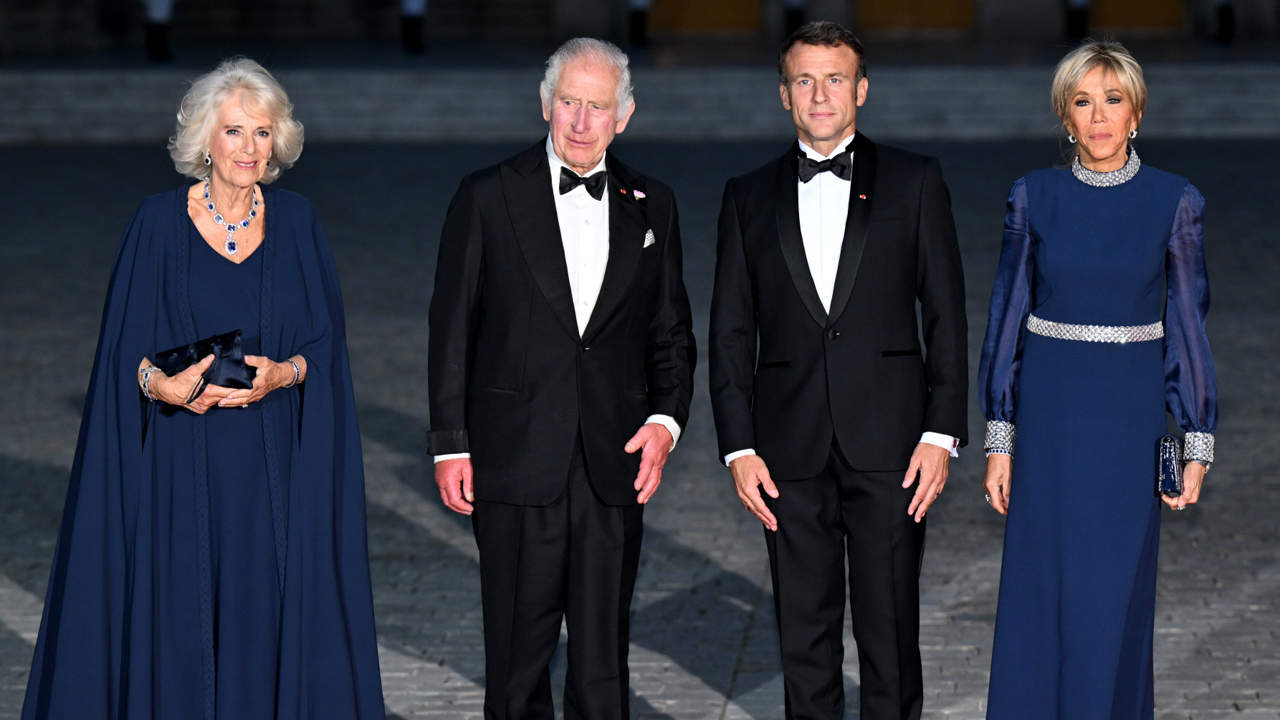 El duelo de estilo en ‘azul’ de Camilla Parker y Brigitte Macron en París